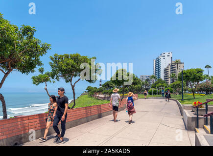 Lima, Miraflores. Parque el Faro guardando verso la marina faro sul clifftops si affaccia sull'Oceano Pacifico, Miraflores Lima, Perù, Foto Stock