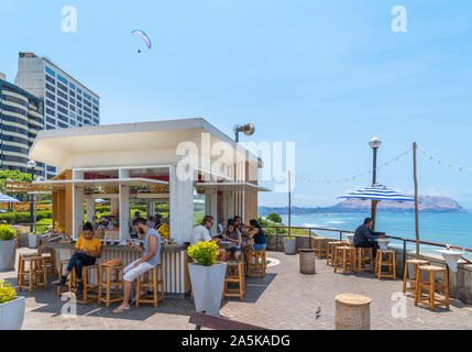 Cafe sul clifftops si affaccia sull'Oceano Pacifico, Parque del Amor, Miraflores Lima, Perù, Sud America Foto Stock