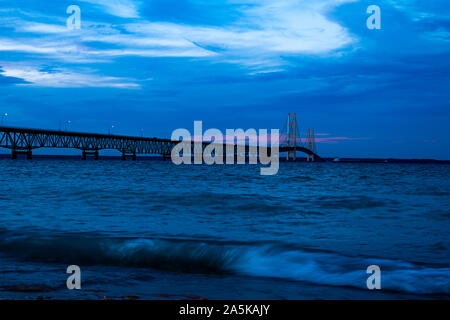 Il ponte Mackinac che attraversano lo stretto di Mackinac tra la parte superiore e inferiore di penisole del Michigan, Stati Uniti d'America. Foto Stock