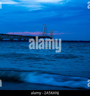 Il ponte Mackinac che attraversano lo stretto di Mackinac tra la parte superiore e inferiore di penisole del Michigan, Stati Uniti d'America. Foto Stock