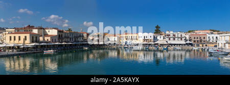 Porto veneziano con piccole barche da pesca e ristoranti sul lungomare in RETHIMNO, CRETA Foto Stock