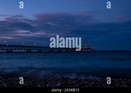 Luci colorate decorano il ponte Mackinac che attraversano lo stretto di Mackinac tra la parte superiore e inferiore di penisole del Michigan, Stati Uniti d'America. Foto Stock