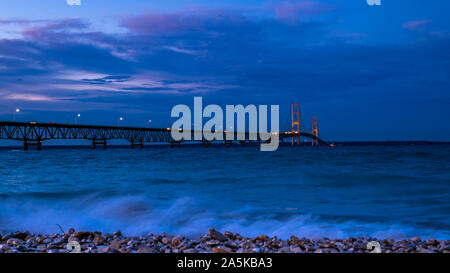 Luci colorate decorano il ponte Mackinac che attraversano lo stretto di Mackinac tra la parte superiore e inferiore di penisole del Michigan, Stati Uniti d'America. Foto Stock