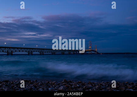 Luci colorate decorano il ponte Mackinac che attraversano lo stretto di Mackinac tra la parte superiore e inferiore di penisole del Michigan, Stati Uniti d'America. Foto Stock