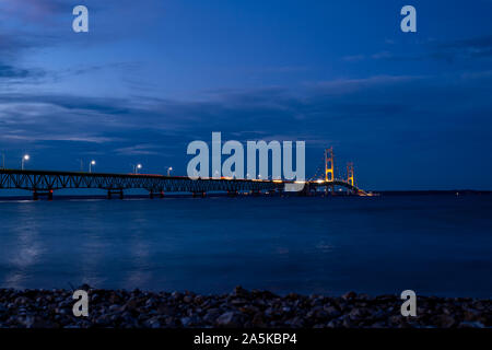 Luci colorate decorano il ponte Mackinac che attraversano lo stretto di Mackinac tra la parte superiore e inferiore di penisole del Michigan, Stati Uniti d'America. Foto Stock