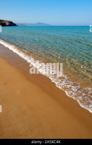 Un vuoto che la spiaggia di sabbia dorata e cielo blu sullo sfondo del paesaggio Foto Stock