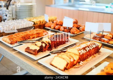 Dolce al cioccolato e torta al limone pasticceria in caffetteria e pasticceria Foto Stock