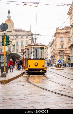Il tram nel centro di Milano in una nuvoloso, giorno di pioggia in ottobre. Milano, Italia Foto Stock