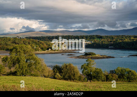 Menai Bridge susupension oltre il Menai rettilinei. Uno dei due ponti che collegano l'isola di Anglesey alla terraferma del Galles. Foto Stock