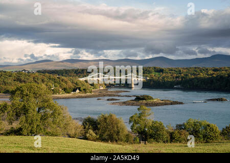 Menai Bridge susupension oltre il Menai rettilinei. Uno dei due ponti che collegano l'isola di Anglesey alla terraferma del Galles. Foto Stock