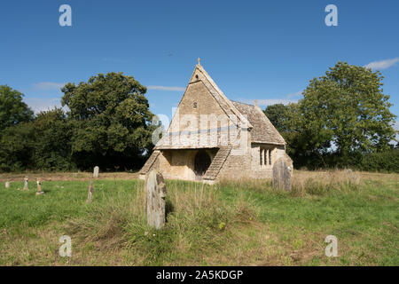 Il vecchio coro vicino a Leigh nel Wiltshire - una piccola parte di una grande chiesa a sinistra dopo l'edificio principale è stata spostata a un miglio di distanza nel 1896 Foto Stock