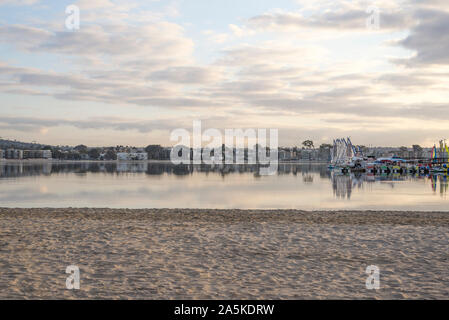 Mission Bay all alba di una mattina di ottobre. San Diego, CA. Foto Stock