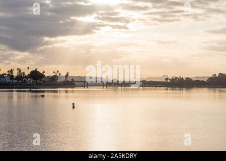 Mission Bay all alba di una mattina di ottobre. San Diego, CA. Foto Stock