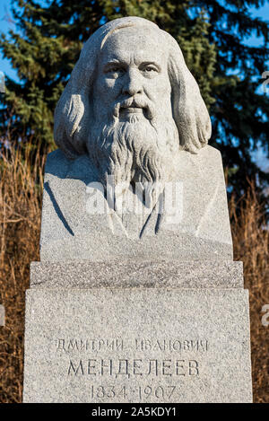 Statua di Dmitry Ivanovich Mendeleyev davanti dell'Università di Mosca. Un russo chimico e inventore. Foto Stock