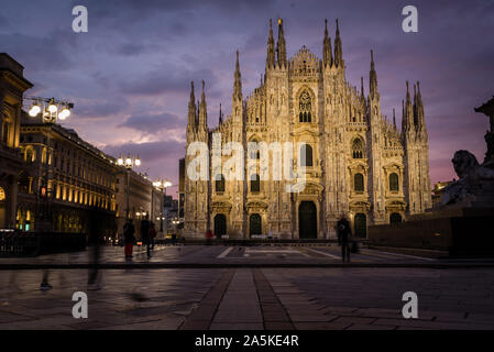 Sunrise presso la Piazza del Duomo, tra cui la cattedrale, Milano, Italia Foto Stock