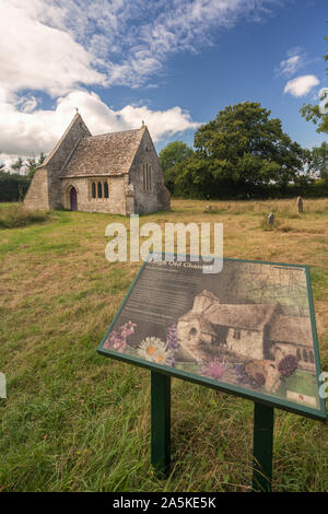 Il vecchio coro vicino a Leigh nel Wiltshire - una piccola parte di una grande chiesa a sinistra dopo l'edificio principale è stata spostata a un miglio di distanza nel 1896 Foto Stock