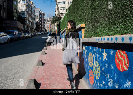 La donna ad esplorare la città, Istanbul, Turchia Foto Stock
