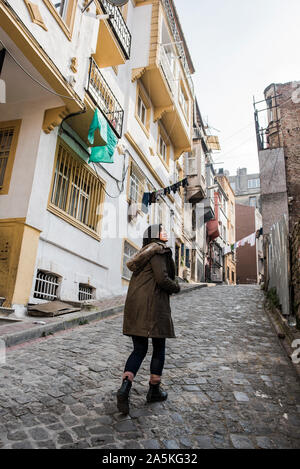 La donna ad esplorare la città, Istanbul, Turchia Foto Stock