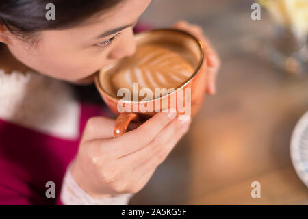 Donna di bere il caffè nella caffetteria Foto Stock