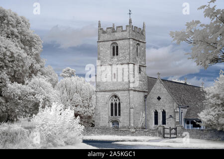 Chiesa della Santa Trinità nel villaggio di Long Newnton nelle zone rurali del Gloucestershire vicino a Tetbury, girato in luce a infrarossi Foto Stock