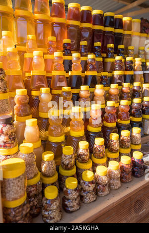 Un sacco di vasi con naturale miele biologico Foto Stock