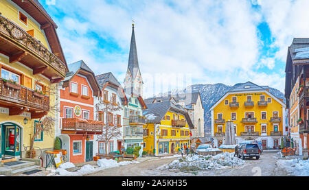 HALLSTATT, Austria - 25 febbraio 2019: Panorama della piazza del mercato (Marktplatz) - sulla piazza centrale cittadina con extant storici edifici alti e SPI Foto Stock