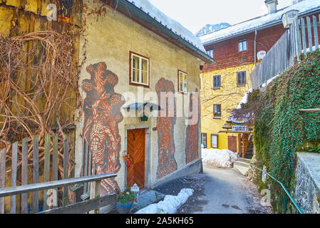 HALLSTATT, Austria - 25 febbraio 2019: la curva stretta viuzza di Oberer Marktplatz con vecchie case, oggi serve come alberghi o negozi, su Februar Foto Stock