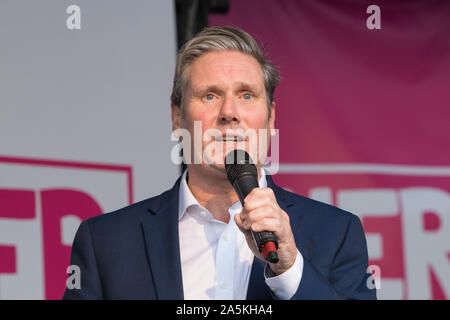 Westminster, Londra, Regno Unito. Il 19 ottobre 2019. Sir Keir Starmer MP risolve la folla in Piazza del Parlamento. MPs hanno appena votato in favore di Oliver Letwin MP emendamento al governo Brexit trattativa. Centinaia di migliaia di sostenitori della "voto popolare' convergono su Westminster per un 'ultima parola' sul Primo Ministro Boris Johnson è di nuovo Brexit trattativa. Foto Stock