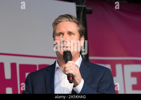 Westminster, Londra, Regno Unito. Il 19 ottobre 2019. Sir Keir Starmer MP risolve la folla in Piazza del Parlamento. MPs hanno appena votato in favore di Oliver Letwin MP emendamento al governo Brexit trattativa. Centinaia di migliaia di sostenitori della "voto popolare' convergono su Westminster per un 'ultima parola' sul Primo Ministro Boris Johnson è di nuovo Brexit trattativa. Foto Stock