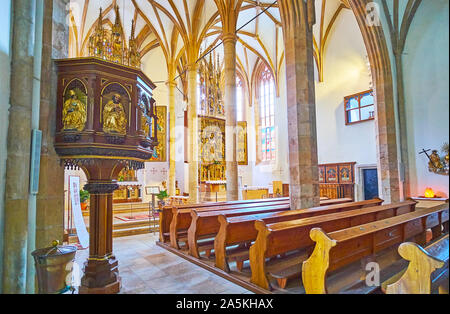 HALLSTATT, Austria - 25 febbraio 2019: Il legno intagliato pulpito, attaccato alla colonna di pietra di Maria am Berg Chiesa Parrocchiale, il 25 febbraio nelle sale Foto Stock