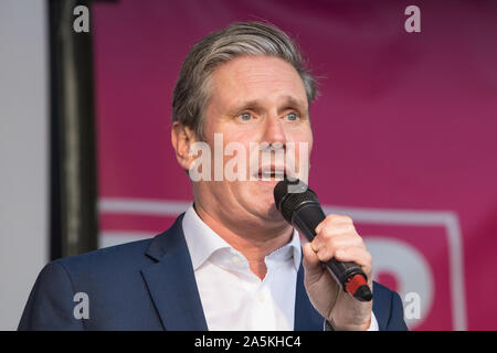 Westminster, Londra, Regno Unito. Il 19 ottobre 2019. Sir Keir Starmer MP risolve la folla in Piazza del Parlamento. MPs hanno appena votato in favore di Oliver Letwin MP emendamento al governo Brexit trattativa. Centinaia di migliaia di sostenitori della "voto popolare' convergono su Westminster per un 'ultima parola' sul Primo Ministro Boris Johnson è di nuovo Brexit trattativa. Foto Stock