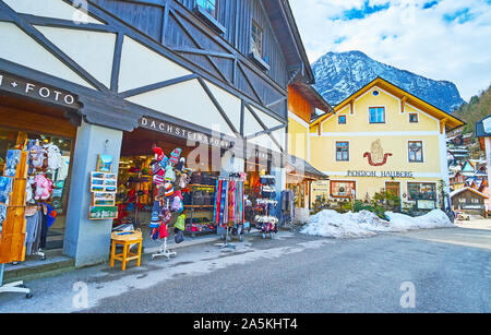 HALLSTATT, Austria - 25 febbraio 2019: Il centro storico della città è piena di negozi di souvenir e offre una grande quantità di merci per turisti, il 25 febbraio in Foto Stock