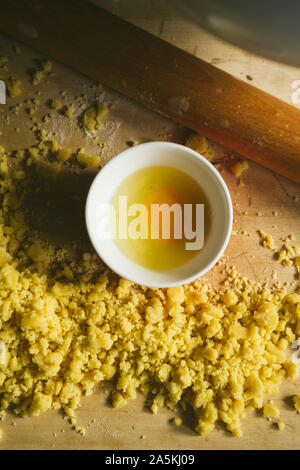 Serie di fotografia come fare un mele crumble , dagli ingredienti alla fine torta, ambiente rustico, gli ingredienti e gli strumenti per preparare t Foto Stock