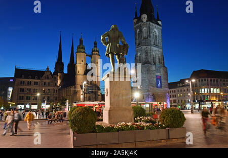 14 ottobre 2019, Sassonia-Anhalt, Halle (Saale): Vista verso la piazza del mercato di Halle/Saale. Le quattro torri della chiesa di mercato (da sinistra), il monumento al compositore Georg Friedrich Händel e la Torre Rossa sono tra i principali punti di riferimento della città nel sud della Sassonia-Anhalt. Foto: Hendrik Schmidt/dpa-Zentralbild/ZB Foto Stock