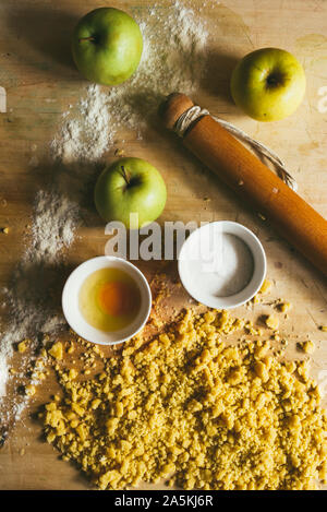 Serie di fotografia come fare un mele crumble , dagli ingredienti alla fine torta, ambiente rustico, gli ingredienti e gli strumenti per preparare t Foto Stock