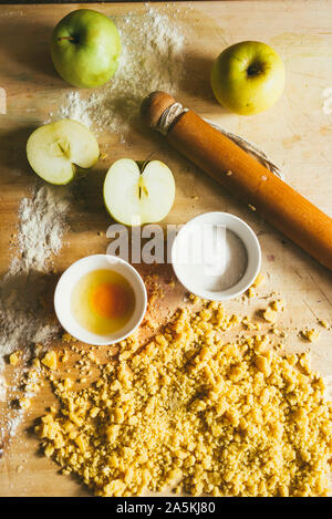Serie di fotografia come fare un mele crumble , dagli ingredienti alla fine torta, ambiente rustico, gli ingredienti e gli strumenti per preparare t Foto Stock