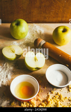 Serie di fotografia come fare un mele crumble , dagli ingredienti alla fine torta, ambiente rustico, gli ingredienti e gli strumenti per preparare t Foto Stock