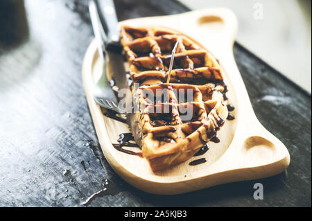 Thai cialde con cioccolato su una piastra Foto Stock