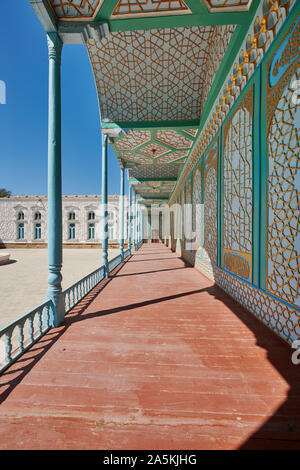 Arcade in estate palazzo residenziale, Sitorai Mohi Hossa o Sitorai Mohi Khosa dell ultimo Emiro Amir detto Olimkhan, Bukhara, Uzbekistan in Asia centrale Foto Stock