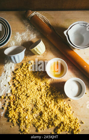 Serie di fotografia come fare un mele crumble , dagli ingredienti alla fine torta, ambiente rustico, gli ingredienti e gli strumenti per preparare t Foto Stock