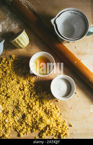 Serie di fotografia come fare un mele crumble , dagli ingredienti alla fine torta, ambiente rustico, gli ingredienti e gli strumenti per preparare t Foto Stock