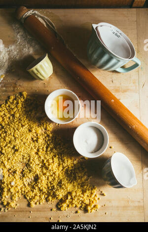 Serie di fotografia come fare un mele crumble , dagli ingredienti alla fine torta, ambiente rustico, gli ingredienti e gli strumenti per preparare t Foto Stock