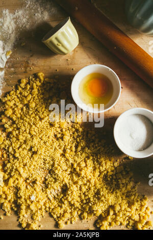 Serie di fotografia come fare un mele crumble , dagli ingredienti alla fine torta, ambiente rustico, gli ingredienti e gli strumenti per preparare t Foto Stock