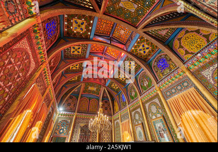 Soffitto colorati, magnificamente decorazione interna in estate palazzo residenziale, Sitorai Mohi Hossa o Sitorai Mohi Khosa dell ultimo emiro, Bukhara, Uzbekistan Foto Stock