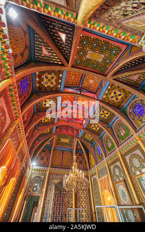 Soffitto colorati, magnificamente decorazione interna in estate palazzo residenziale, Sitorai Mohi Hossa o Sitorai Mohi Khosa dell ultimo emiro, Bukhara, Uzbekistan Foto Stock