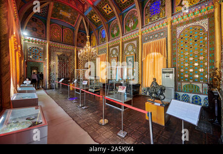 Soffitto colorati, magnificamente decorazione interna in estate palazzo residenziale, Sitorai Mohi Hossa o Sitorai Mohi Khosa dell ultimo emiro, Bukhara, Uzbekistan Foto Stock