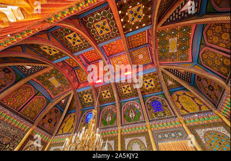 Soffitto colorati, magnificamente decorazione interna in estate palazzo residenziale, Sitorai Mohi Hossa o Sitorai Mohi Khosa dell ultimo emiro, Bukhara, Uzbekistan Foto Stock