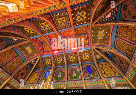 Soffitto colorati, magnificamente decorazione interna in estate palazzo residenziale, Sitorai Mohi Hossa o Sitorai Mohi Khosa dell ultimo emiro, Bukhara, Uzbekistan Foto Stock