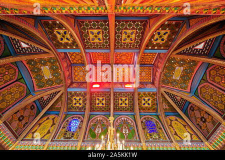 Soffitto colorati, magnificamente decorazione interna in estate palazzo residenziale, Sitorai Mohi Hossa o Sitorai Mohi Khosa dell ultimo emiro, Bukhara, Uzbekistan Foto Stock