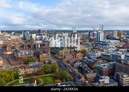 Foto aerea della città di Leeds Centre nel Regno Unito mostra il Leeds Town Hall con lavori in corso sulla torre Foto Stock